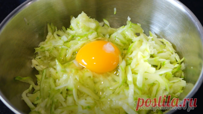 Просто натрите кабачки и добавьте яйца! Так вкусно, что готовлю каждый день летом Готовлю вкусный ужин за 15 минут из кабачков.Кабачок 1 средний Яйцо 1  Сыр тертый 2 ст л Мука 2 ст л Соль Чеснок по желанию Масло для жарки1. Кабачок очищаю от кожуры и натираю на крупной терке. Отжим...