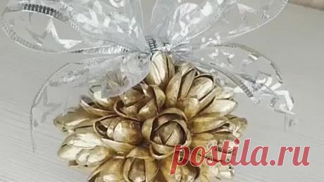 Мастера делятся идеей создания елочной игрушки из фисташковой скорлупы.