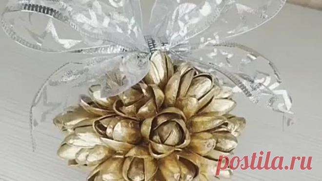 Мастера делятся идеей создания елочной игрушки из фисташковой скорлупы.