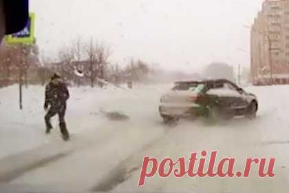 Жена российского хоккеиста на Porsсhe сбила ребенка и попала на видео. В Череповце жена хоккеиста «Северстали» Даниила Вовченко за рулем Porsсhe сбила ребенка на пешеходном переходе. Авария попала на видео, его публикует SHOT. На кадрах, снятых с видеорегистратора, видно, что один из автомобилей останавливается у пешеходного перехода, где дорогу переходит пожилой мужчина с ребенком.