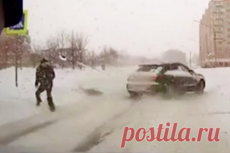 Жена российского хоккеиста на Porsсhe сбила ребенка и попала на видео. В Череповце жена хоккеиста «Северстали» Даниила Вовченко за рулем Porsсhe сбила ребенка на пешеходном переходе. Авария попала на видео, его публикует SHOT. На кадрах, снятых с видеорегистратора, видно, что один из автомобилей останавливается у пешеходного перехода, где дорогу переходит пожилой мужчина с ребенком.
