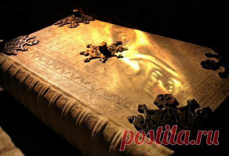 Codex Gigas также называемый библией самого дьявола, это лучше всего сохранившийся и самый большой манускрипт эпохи средневековья, который существует в мире. Впечатляющая книга имеет около 22 сантиметров толщины, а также высоту 92 сантиметра. Весит она 74 кг, поэтому для ее эксплуатации требуется по меньшей мере два человека. Его впечатляющие размеры сделали необходимым для создания использование 160 шкурок животных.