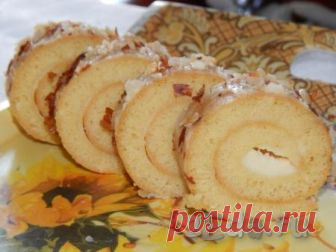 Бисквитный рулет со сметанным кремом Когда хочется чего-нибудь вкусненького и быстрого в приготовлении, этот рецепт бисквитного рулета со сметанным кремом будет очень кстати. Такая выпечка станет прекрасным дополнением к кофе или чаю. Рецепт рулета  совсем несложный, но требует некоторой сноровки. Я приготовила рулет со сметанным кремо