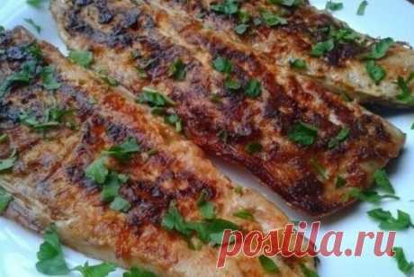 ВКУСНЕЙШАЯ СКУМБРИЯ ПО ГОРДОНУ РАМЗИ
Рецептов из скумбрии очень много, вот и я решила поделиться одним из них. Очень любим скумбрию, эту  полезную рыбу. Приготовив её по рецепту знаменитого повара, вы ещё больше в неё влюбитесь.
Ингредиенты.
Скумбрия - 2 шт.,
Чеснок - 3 зубка,
Паприка сладкая - 1 ч.л. с горкой,
Оливковое масло - 2 ст.л.,
От себя добавила травку орегано,
Соль морская у Рамзи, у меня обычная каменная соль по вкусу.
Способ приготовления проще простого.
Раздел...