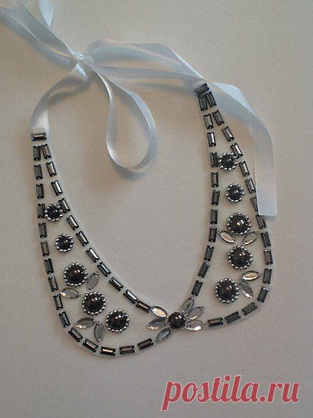 Небольшой накладной воротник с вышивкой цветоного орнамента

Сзади завязки.