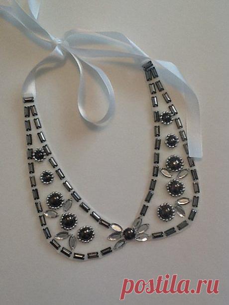 Небольшой накладной воротник с вышивкой цветоного орнамента

Сзади завязки.