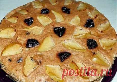 Творожная шоколадная запеканка с яблоком и черносливом