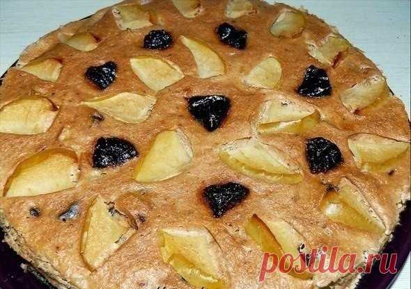 Творожная шоколадная запеканка с яблоком и черносливом