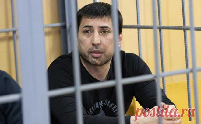 «Ъ» узнал об отправке участника перестрелки на Рочдельской на фронт. Экс-майор ВДВ, подручный Шакро Молодого, участник перестрелки на Рочдельской Бекмурадов, осужденный в совокупности на 15 лет, отправился в зону спецоперации. Его защита добивается возврата машин и денег, изъятых после перестрелки
