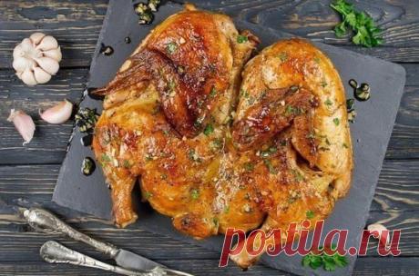 Курица по-аджарски.
Очень рекомендую этот простой и мега-вкусный рецепт!
Вам потребуется:
курица 2 кг
чеснок 8 зубчиков
кинза 20 г
соль 1 ст.л.
перец 1 ч.л.
хмели-сунели 1 ч.л.
паприка 1 ч.л.
вода 230 мл
Как готовить:
1. Тушку разрезать вдоль по грудке. Посолить и поперчить с обеих сторон.
Раскалить на сковороде с толстым дном немного растительного масла и отправить туда курицу, положив ее внутренней частью вниз.
2. Сверху накрыть курицу тарелкой меньшего диаметра чем сковорода и поставить