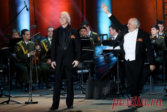 С дирижером Константином Орбеляном во время выступления в Зеленом театре ВДНХ с программой "Песни военных лет" в честь Дня Победы, 2016 год.  
© Антон Новодережкин/ТАСС.  Подробнее на ТАСС: 
http://tass.ru/info/4646997  |  Биография Дмитрия Хворостовского - Биографии и справки - ТАСС