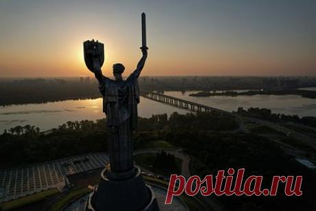 США заверили Киев в помощи в случае остановки работы правительства. У США останутся финансы для Украины даже в случае остановки работы правительства, однако Вашингтон обеспокоен собственными запасами и боеспособностью. В продолжении помощи Киеву при шатдауне заверила директор Административно-бюджетного управления Белого дома Шаланда Янг.