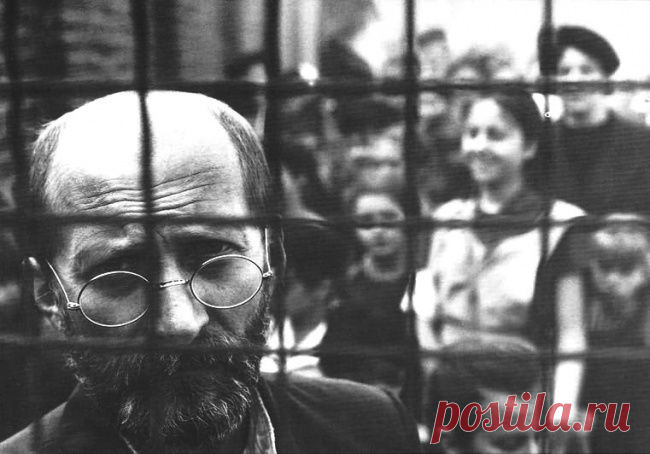 10 заповедей Януша Корчака для родителей.Не жди, что твой ребенок будет таким, как ты или таким, как ты хочешь. Помоги ему стать не тобой, а собой.
Не требуй от ребенка платы за все, что ты для него сделал. Ты дал ему жизнь, как он может отблагодарить тебя? Он даст жизнь другому, тот — третьему, и это необратимый закон благодарности.
Не вымещай на ребенке свои обиды, чтобы в старости не есть горький хлеб. Ибо что посеешь, то и взойдет.
Не относись к его проблемам свысока.