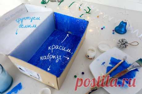 Приступим! Коробку и откидывающуюся крышку грунтуем внутри белым акрилом. Когда первый слой подсохнет, красим дно коробки и три стенки синим цветом — как показано на фото. С помощью белой краски и кисточки (или зубной щетки) «разбрызгиванием» снег.