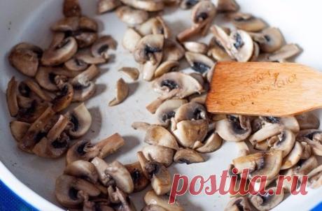Запеченная картошечка с грибами и сметаной: обязательно попробуйте приготовить!