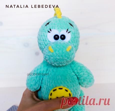 PDF Дино. FREE amigurumi crochet pattern. Бесплатный мастер-класс, схема описание для вязания амигуруми крючком. Игрушки своими руками! Динозавр, динозаврик, dinosaur, dinosaurio, dinossauro, dinosaure, dinosaurier, 恐竜, dinozaur, dinosaurus. #амигуруми #amigurumi #amigurumidoll #amigurumipattern #freepattern #freecrochetpatterns #crochetpattern #crochetdoll #crochettutorial #patternsforcrochet #вязание #вязаниекрючком #handmadedoll #рукоделие #ручнаяработа #pattern #tutorial #häkeln #amigurumis