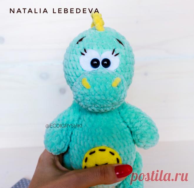 PDF Дино. FREE amigurumi crochet pattern. Бесплатный мастер-класс, схема описание для вязания амигуруми крючком. Игрушки своими руками! Динозавр, динозаврик, dinosaur, dinosaurio, dinossauro, dinosaure, dinosaurier, 恐竜, dinozaur, dinosaurus. #амигуруми #amigurumi #amigurumidoll #amigurumipattern #freepattern #freecrochetpatterns #crochetpattern #crochetdoll #crochettutorial #patternsforcrochet #вязание #вязаниекрючком #handmadedoll #рукоделие #ручнаяработа #pattern #tutorial #häkeln #amigurumis
