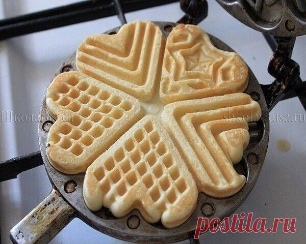 Вспомним прекрасный вкус из детства: молочное печенье (можно и вафлями его считать - кому как больше нравится).

Все, наверное, помнят время, когда выпекали печенье в формочках на газу. Я их отыскала, и вот результат!

100 г сахара
250 г муки
0,5 стакана теплого молока
100 г растопленного слив. масла
2 яица
1 ч.л. разрыхлителя

Взбиваю тесто миксером: сначала яйца и сахар, а потом все остальное, муку и разрыхлитель в последнюю очередь. Выпекаю в форме. Такое тесто подойдет...