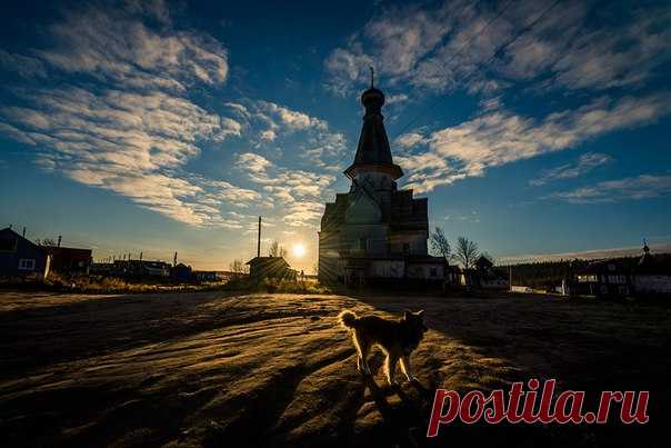 Утро в Варзуге. Фотограф – Виталий Новиков: nat-geo.ru/photo/user/40200/ Слово автору снимка: «Варзуга — древнейшее поселение Кольского Севера, известное в летописи с 15 века. Церковь Успения Пресвятой Богородицы — подлинная жемчужина православного зодчества и одна из самых древних деревянных церквей, дошедших до нашего времени. Срублена поморским зодчим Климентом в 1674 году».