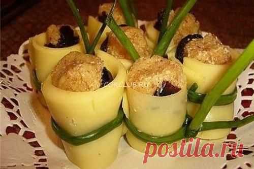 Праздничная закуска из сыра с черносливом