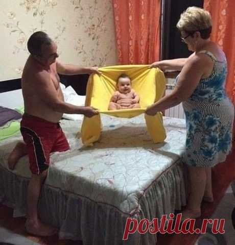 - Домой? Не, мамуль, я не еду, у бабули с дедулей веселей!
Я тут ШахинШах!))