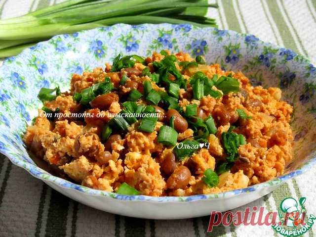 Менемен с фасолью и луком. Однажды, просматривая турецкий сериал, я заинтересовалась приготовленным блюдом, которое очень нахваливали. Как оказалось - это менемен, турецкая яичница! Обязательными ингредиентами менемена являются яйца, чеснок и помидоры. Но каждая хозяйка добавляет по вкусу ещё и свои дополнительные ингредиенты. Получается очень вкусно! Попробуйте мой вариант ;)