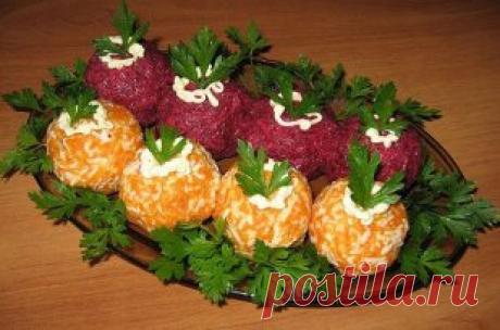 Овощные шарики "Загадка"
 На такое количество, что вы видите на снимке, сварите до готовности 1 крупную морковь и такого же размера свеклу. Охладите.
Натрите 100 гр твердого сыра на мелкой терке, разделите на две части.
Точно так же измельчите в отдельные мисочки морковь и свеклу, смешайте с натертым сыром.
К свекле добавьте тертый яичный желток.
К моркови - тертый белок и чуть измельченного чеснока.
Кусочек филе малосольной селедочки нарежьте небольшими кубиками.
Из свекольной массы сфор