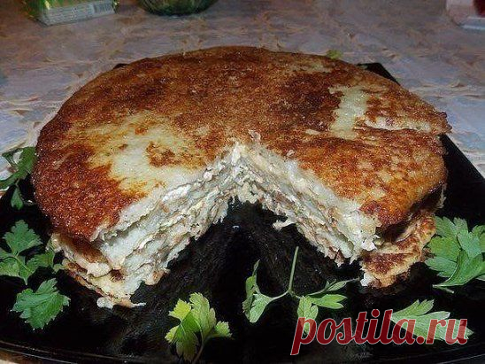 Пирог "А-ля драник" ...
Для коржей: 
1 кг картошки 
2 яйца 
1 луковица 
2 зубчика чеснока 
соль, перец
Для начинки: 
шампиньоны 300 гр 
яйцо 2 шт 
сыр 70-100 гр 
1 луковица 
2 зуб чеснока 
укроп, соль 
сметана 200 гр.
Приготовление:
Картошку натереть на мелкой терке, так же лук и чеснок. Добавить соль, перец и яйца и все перемешать (получается смесь, как на драники; муку я никогда не добавляю, так что коржи без муки). ... Все сюда не входит - ссылка внизу