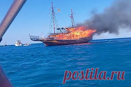 Туристы едва не сгорели на деревянном корабле в открытом море и попали на видео. Десятки туристов из Великобритании едва не сгорели во время пожара на деревянном корабле в открытом море и попали на видео. Многие из 82 пассажиров судна стали прыгать в море со своими детьми, так как огонь быстро охватил весь корабль. Греческая береговая охрана заявила, что все туристы были спасены.