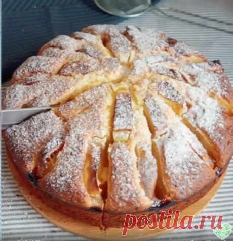 Творожная шарлотка . Такой рецепт вы еще не пробовали .
Вкусно как у бабули ...Всегда спасает!
Такой пирог влюбит в себя многих, ведь готовить его мега просто, а кушать очень вкусно.

яйца 5шт
сахар 250г
сливочное масло 200г(растопить)
творог 350-400г
мука 400-450г
разрыхлитель 10г
яблоки 2шт
Приготовление:

-Яйца хорошо взбить с сахаром, добавляем растопленное сливочное масло, творог, просеиваем муку и разрыхлитель хорошо перемешиваем, тесто обязательно должно получится г...