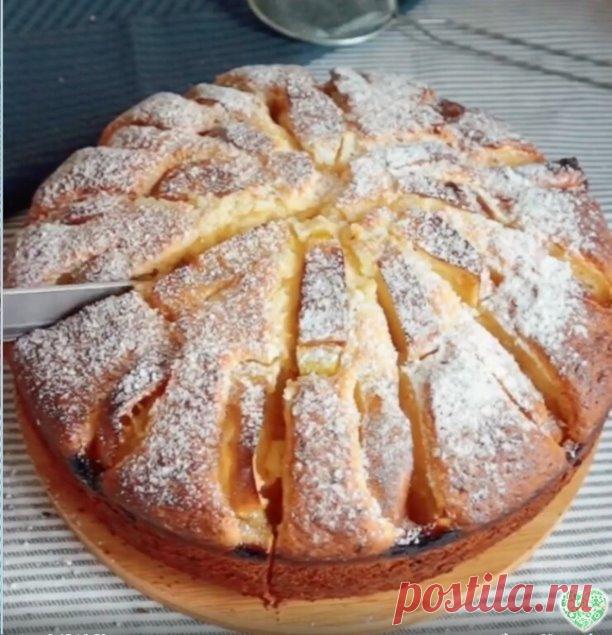 Творожная шарлотка . Такой рецепт вы еще не пробовали .
Вкусно как у бабули ...Всегда спасает!
Такой пирог влюбит в себя многих, ведь готовить его мега просто, а кушать очень вкусно.

яйца 5шт
сахар 250г
сливочное масло 200г(растопить)
творог 350-400г
мука 400-450г
разрыхлитель 10г
яблоки 2шт
Приготовление:

-Яйца хорошо взбить с сахаром, добавляем растопленное сливочное масло, творог, просеиваем муку и разрыхлитель хорошо перемешиваем, тесто обязательно должно получится г...