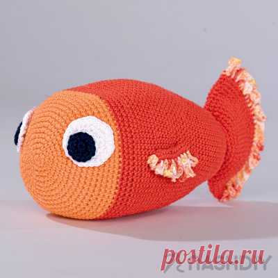 Игрушка Рыбка крючком для малыша Игрушка Рыбка крючком для малыша​​​​Игрушка-рыбка средних размеров вяжется очень просто, так что с ее выполнением справится даже новичок.РАЗМЕРДлина ок. 25 смВАМ ПОТРЕБУЕТСЯПряжа (100% мерсеризованного хлопка; 125 м/50 г) — по 50 г красно-оранжевой и оранжевой, остатки темно-синей и белой и