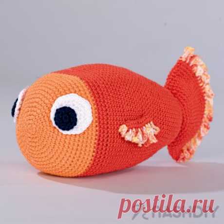 Игрушка Рыбка крючком для малыша Игрушка Рыбка крючком для малыша​​​​Игрушка-рыбка средних размеров вяжется очень просто, так что с ее выполнением справится даже новичок.РАЗМЕРДлина ок. 25 смВАМ ПОТРЕБУЕТСЯПряжа (100% мерсеризованного хлопка; 125 м/50 г) — по 50 г красно-оранжевой и оранжевой, остатки темно-синей и белой и