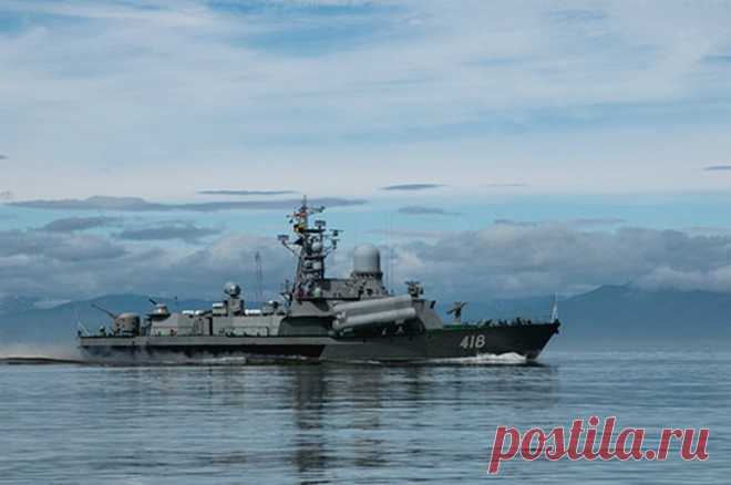 Корабли ВМС Китая отправились на совместные с РФ учения в Японском море. Пять военных судов вышли с базы в Циндао.