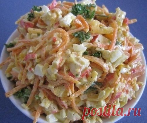 Очень простой салат с морковью, сыром и крабовыми палочками
ИНГРЕДИЕНТЫ:
морковь по-корейски 200 г
палочки крабовые 200 г
сыр твердый 100 г
яйца 4 шт.
чеснок 1 зубчик
лук зеленый 1 пучок
укроп 1 пучок
перец черный молотый
майонез
соль
ПРИГОТОВЛЕНИЕ:
1 Корейскую морковь необходимо немного измельчить, порезав длинную соломку на несколько частей. Сыр натереть на крупной терке или порезать тонкой соломкой.
2 Крабовые палочки и вареные яйца порезать тонкой соломкой или небольшим кубиком. Зелень из
