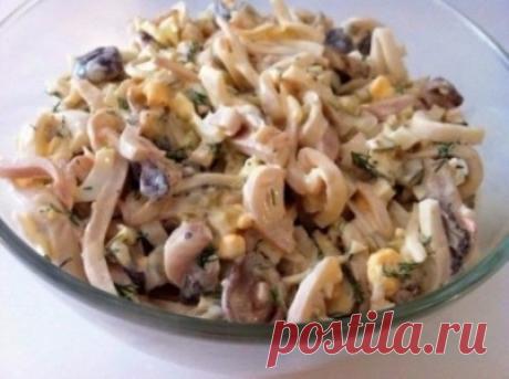 Салат из кальмаров с грибами, простой рецепт салата на праздничный стол - Простые рецепты Овкусе.ру