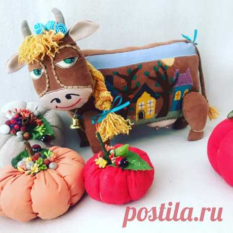 Коровка текстильная,на боку аппликация.Размер 40*30 см