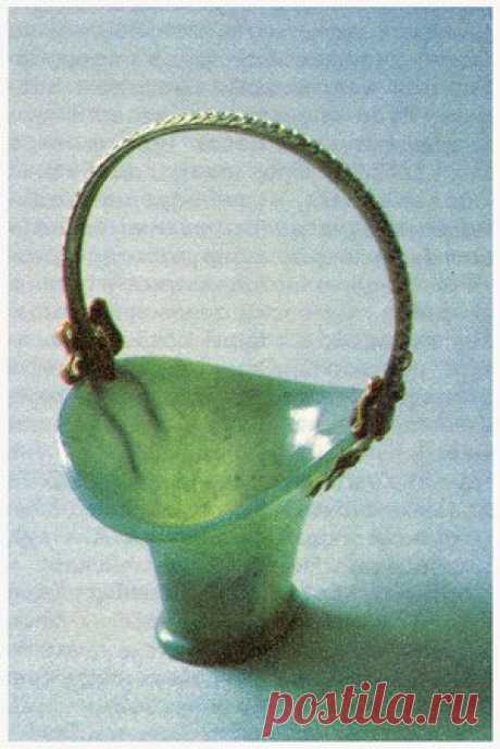 Корзиночка  работы  Фаберже.  Нефрит, горный   хрусталь, золото, эмаль.