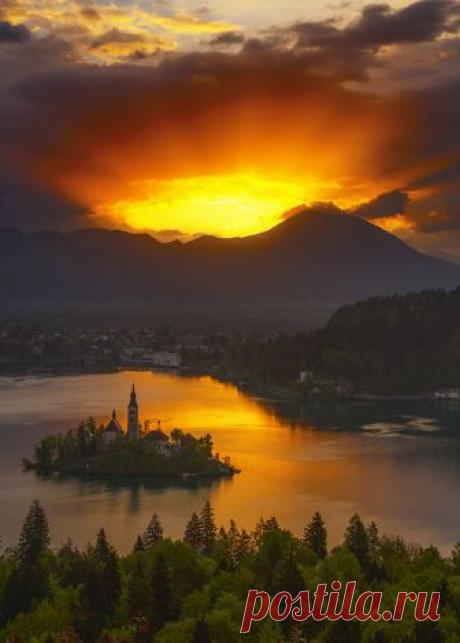 Enantiodromija | Bled in glory by Pawel Uchorczak