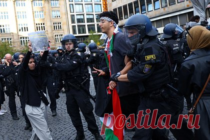 В Германии пообещали выслать сторонников ХАМАС из страны. Германия будет использовать все законные возможности для высылки сторонников «Исламского движения сопротивления» (ХАМАС) из страны, заявила министр внутренних дел ФРГ Нэнси Фезер в интервью Bild. По ее словам, в стране не потерпят травлю евреев и израильтян, а также насилие в отношении них.