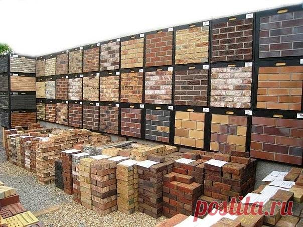 Клинкерная плитка, как выбрать!

Популярная сейчас клинкерная плитка представляет собой облицовочный материал, полученный путем обжига сланцевых глин с добавлением разных оксидов и других добавок. Так как этот материал имеет высокую популярность среди потребителей, то полезно будет знать: как упростить процесс выбора клинкерной плитки по цвету и фактуре материала. Клинкерная плитка, как выбрать? Несколько полезных советов.
Сама технология производства предлагает невообрази...