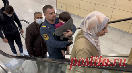 Спецборт с эвакуированными из Газы россиянами прибыл в Москву. Самолёт Ил-76 МЧС России с эвакуированными из сектора Газа приземлился в аэропорту Домодедово. На спецборте в Москву прибыли 33 гражданина РФ, 14 из них — дети. В общей сложности из зоны палестино-израильского конфликта усилиями ведомства эвакуированы 1158 россиян и членов их семей. Читать далее