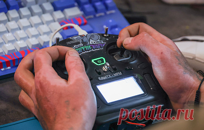 ТАСС: дрон "Бумеранг" установил рекорд, поразив объект ВСУ на дистанции 57 км. Такая дальность применения обусловлена использованием на аппаратах дополнительных аккумуляторных батарей и усиленной системы связи, сообщил источник в российском оборонно-промышленном комплексе