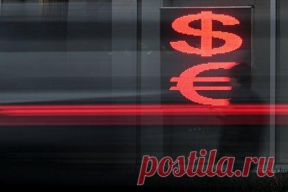 У российских банков резко сократились запасы долларов и евро. В начале октября у ряда российских банков на корреспондентских счетах существенно сократились остатки в «токсичных» валютах (долларах и евро) — повлияли опасения жестких санкций, а также резкий отток средств с валютных вкладов. Это привело к возникновению дефицита валютной ликвидности на внутреннем рынке, заявил ЦБ.