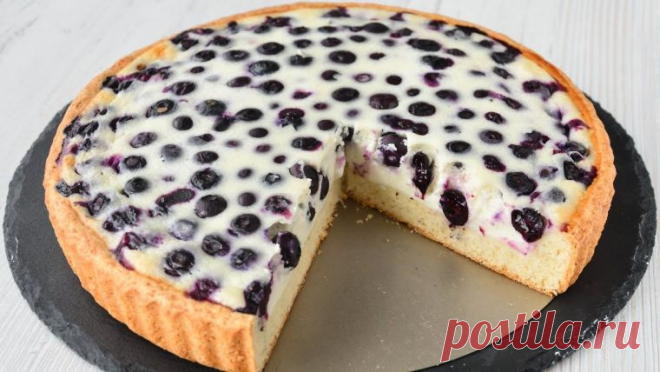 Рецепт вкусного песочного пирога с ягодами и сметанной заливкой Пирог с ягодами - это отменный десерт, который подойдет для любого застолья.  Данное блюдо не требует большого количества времени для приготовления, а ингредиенты для него найдутся на кухне у любой хозяйки.