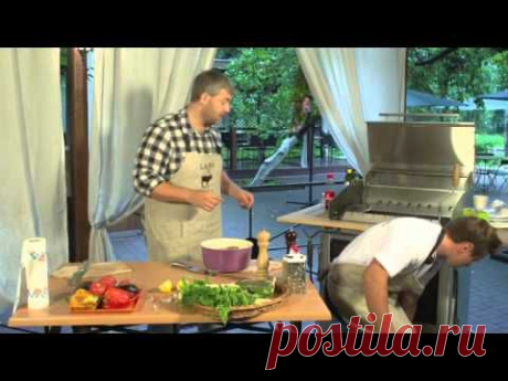 Индейка и салат из печеных овощей. Кухня на свежем воздухе.