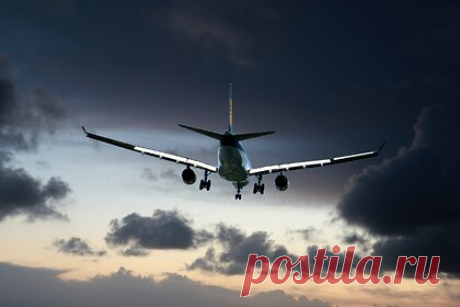 В Италии работники аэропорта отказались загружать в самолеты оружие для Украины. Работники аэропорта в городе Пиза, Италия, отказались загружать в самолеты ящики с оружием и боеприпасами, которые направлялись на Украину под видом гуманитарного груза. Рейсы, которые отправляются из грузового терминала, должны были быть заполнены провиантом и лекарствами.