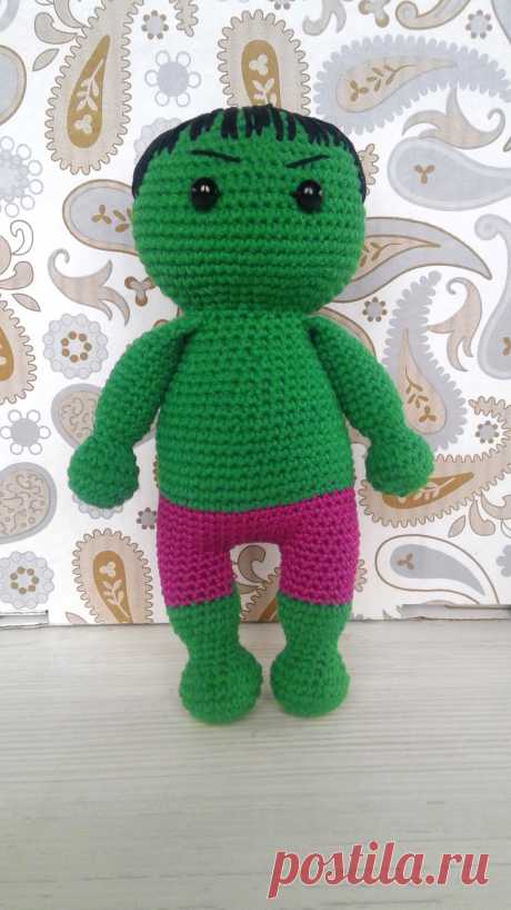 PDF Халк крючком. FREE crochet pattern; Аmigurumi doll patterns. Амигуруми схемы и описания на русском. Вязаные игрушки и поделки своими руками #amimore - супергерой Халк из комиксов Марвел, Hulk, Marvel Comics, кукла.