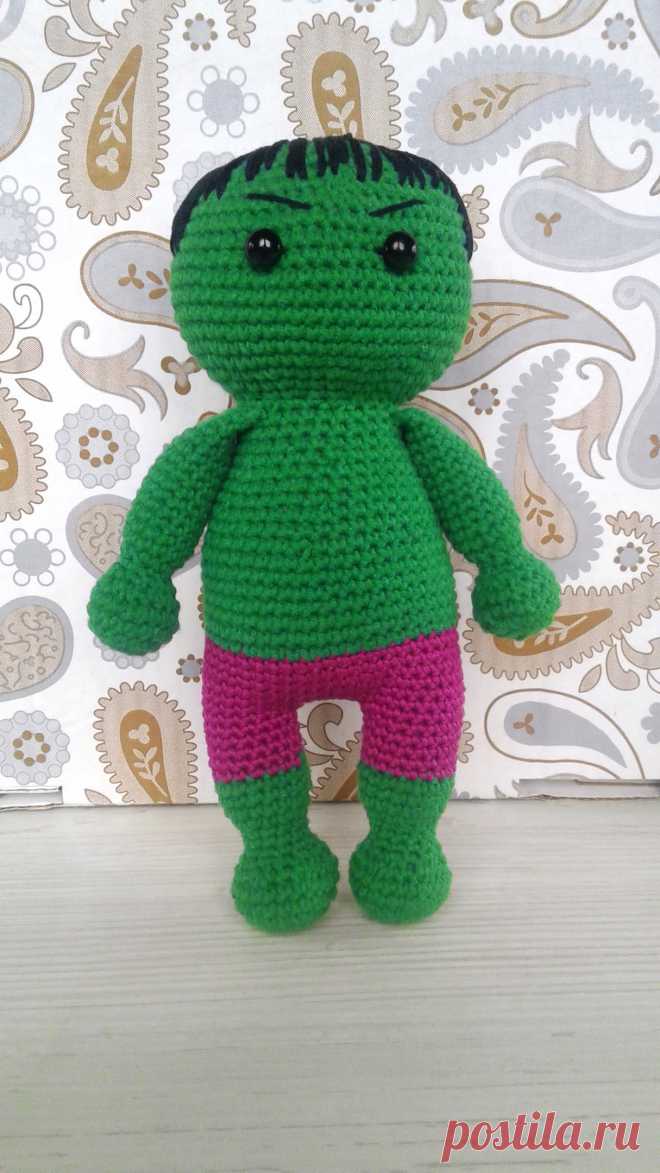 PDF Халк крючком. FREE crochet pattern; Аmigurumi doll patterns. Амигуруми схемы и описания на русском. Вязаные игрушки и поделки своими руками #amimore - супергерой Халк из комиксов Марвел, Hulk, Marvel Comics, кукла.