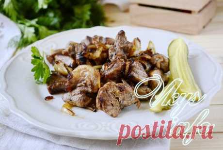 Как вкусно пожарить свинину на сковороде 
Свиное мясо с репчатым луком по праву можно назвать неразлучным дуэтом, вместе они встречаются во многих блюдах (салаты, жаркое, бигос). Но как же удачно они гармонируют на обычной сковородке, без по…